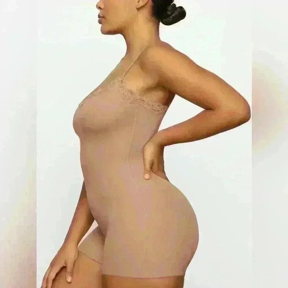 Skims fits everybody lace bodysuit - Picture 2 of 3